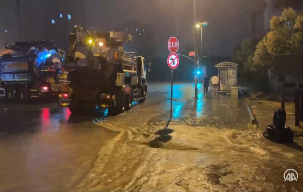 İstanbulda yağan güclü yağış səbəbindən çox sayda əmlaka ziyan dəyib VİDEO