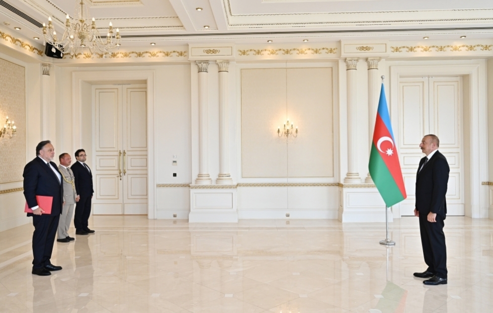 Prezident İlham Əliyev Çex Respublikasının Azərbaycanda yeni təyin olunmuş səfirinin etimadnaməsini qəbul edib YENİLƏNİB VİDEO