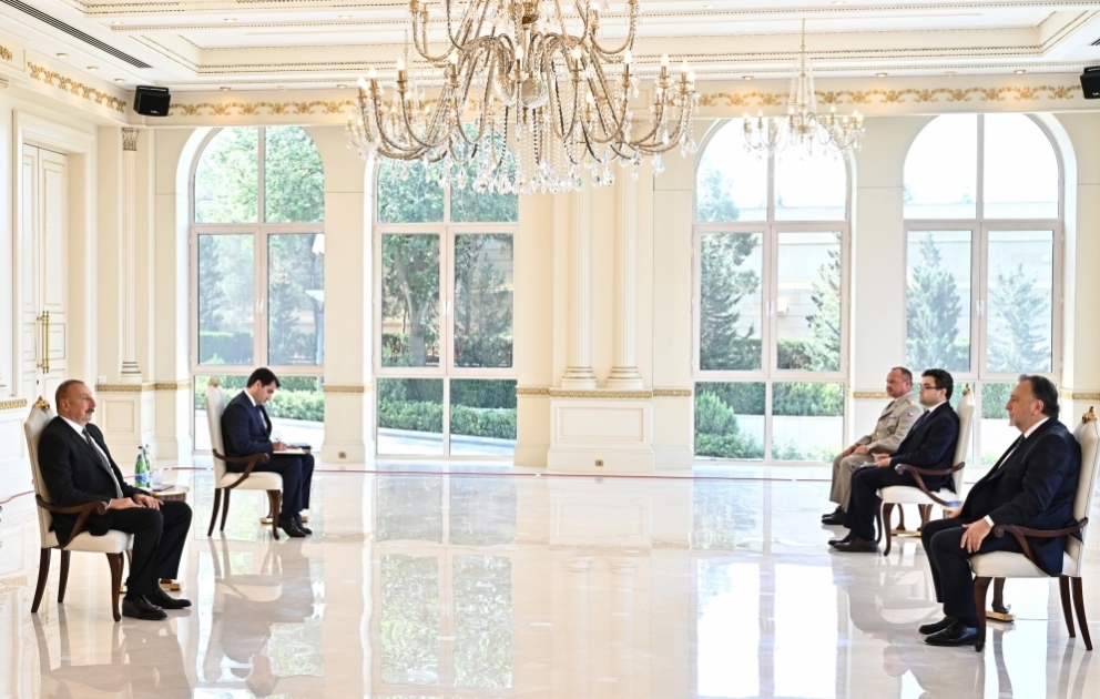 Le président Ilham Aliyev reçoit les lettres de créance du nouvel ambassadeur de la République tchèque VIDEO