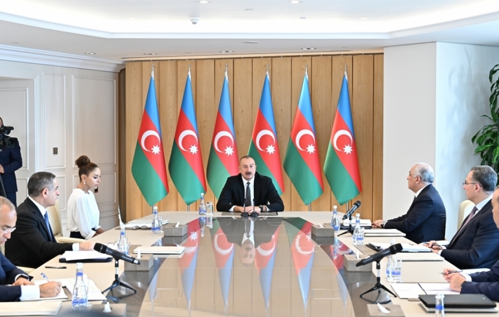 Beratung über Ergebnisse der ersten sechs Monaten 2022 unter Vorsitz von Präsident Ilham Aliyev VIDEO