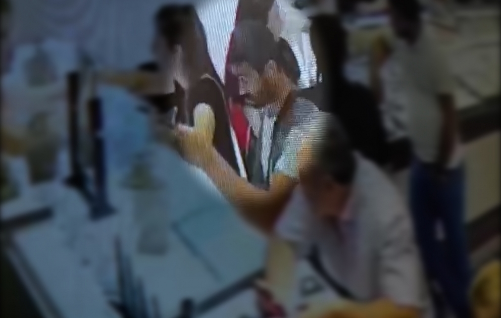 “Moskva” ticarət mərkəzində qızıl piştaxtalarından oğurluq edən şəxslər saxlanılıblar VİDEO