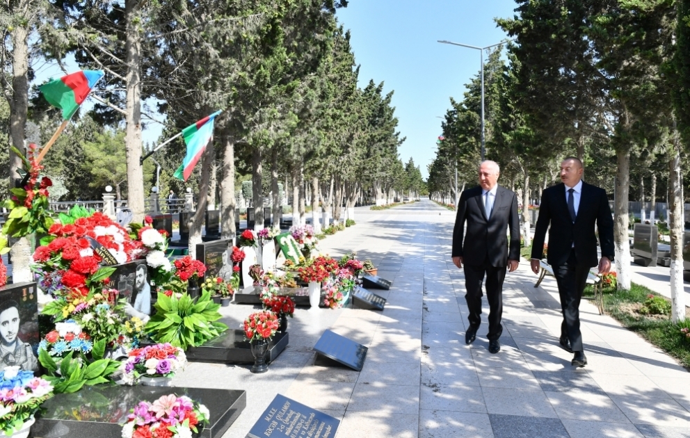 Le président Ilham Aliyev visite l’Allée des martyrs à Soumgaït VIDEO