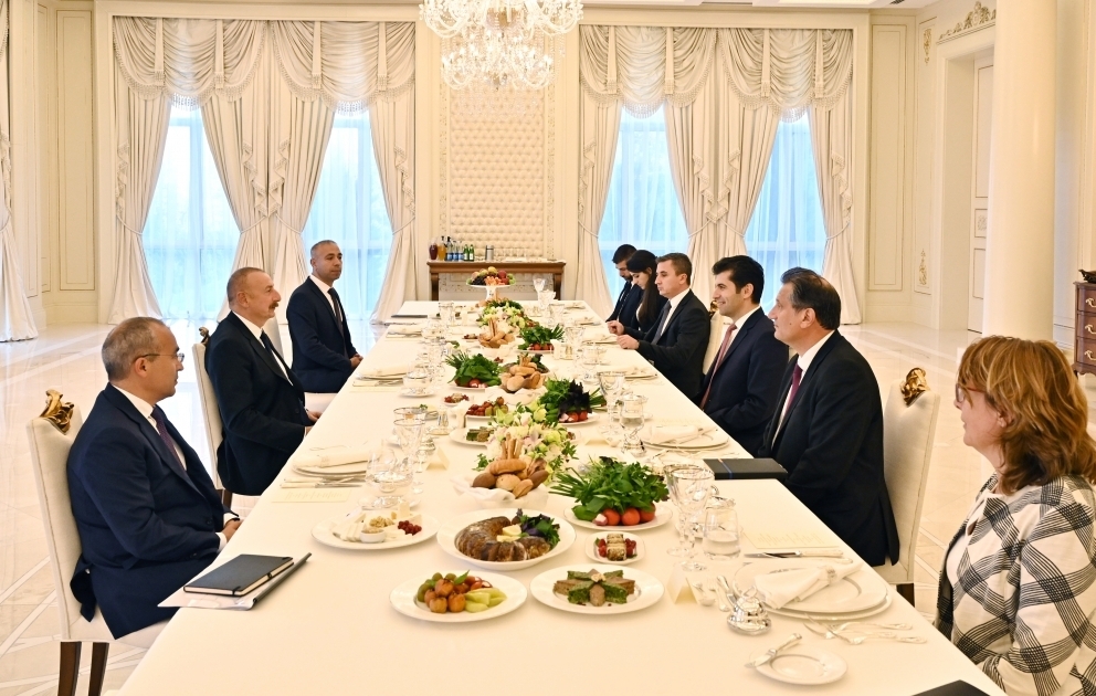 Gemeinsames Arbeitsessen von Präsident Ilham Aliyev und Bulgariens Premierminister Kiril Petkow in Baku VIDEO