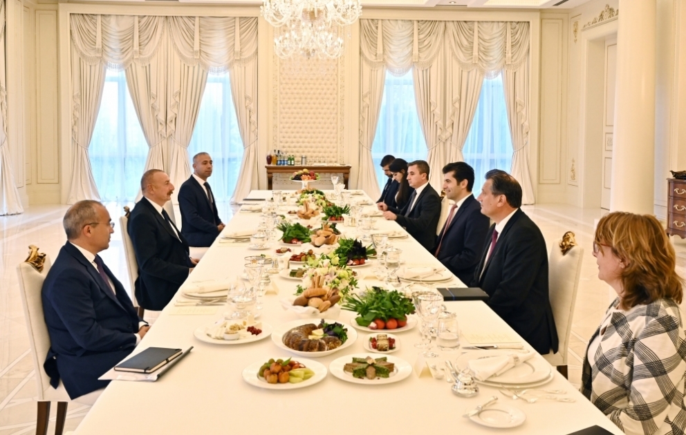 Le président Ilham Aliyev et le Premier ministre bulgare Kiril Petkov ont eu un dîner de travail conjoint VIDEO