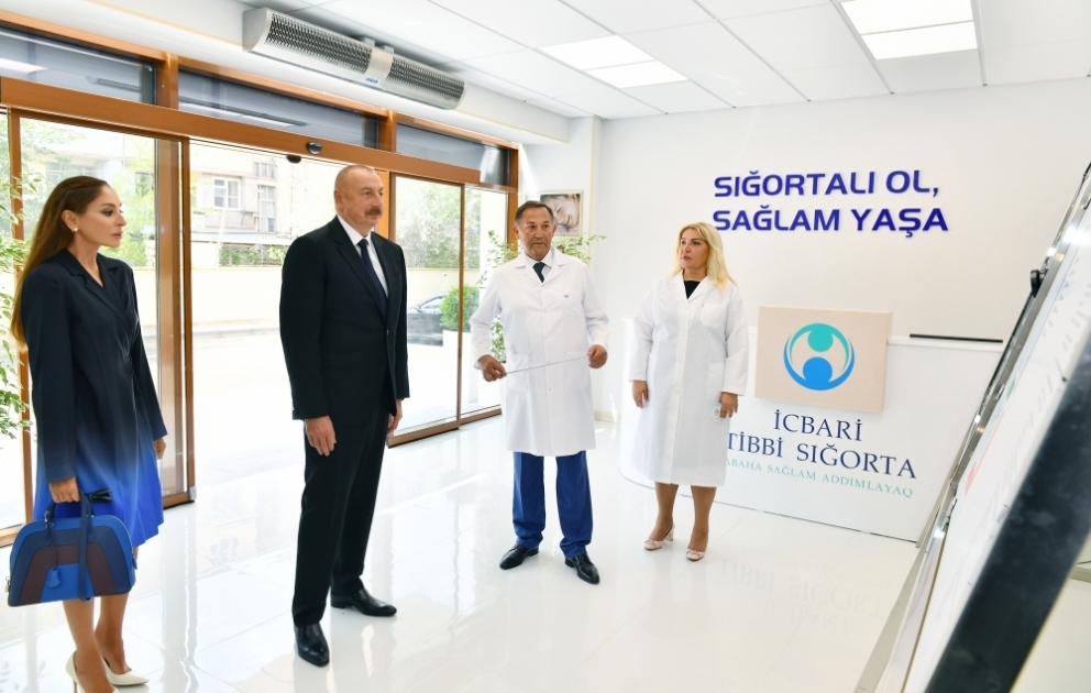 Präsident Ilham Aliyev und seine Ehegattin Mehriban Aliyeva besuchen Entbindungsheim Nr. 2 in der Siedlung Bakikhanov VIDEO