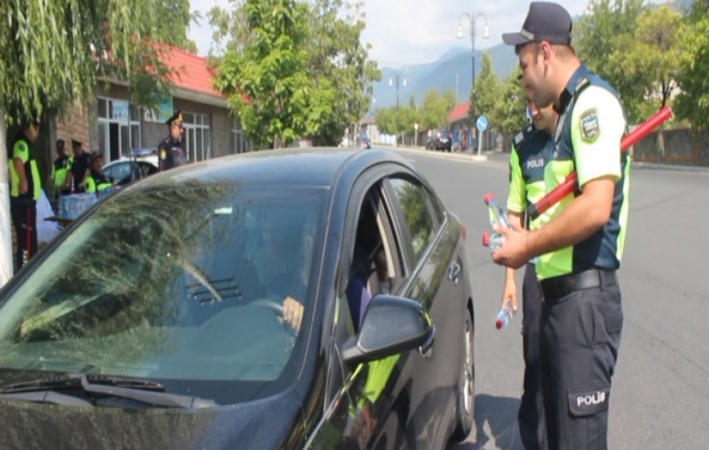 Qaxda yol polisi sürücü və sərnişinlərə isti hava ilə bağlı kömək göstərib VİDEO
