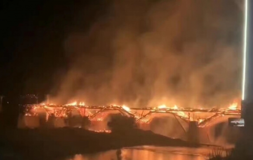 Çində 900 ildən çox yaşı olan taxta körpü yanıb VİDEO