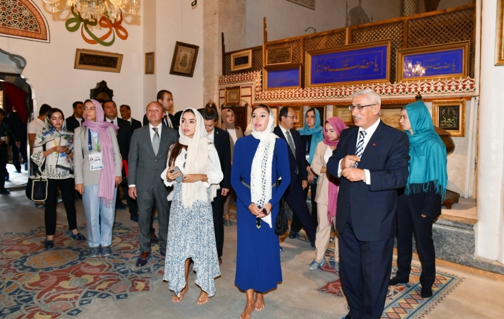 Erste Vizepräsidentin Aserbaidschans Mehriban Aliyeva und ihre Tochter Leyla Aliyeva besuchen Mevlana-Museum in Konya VIDEO