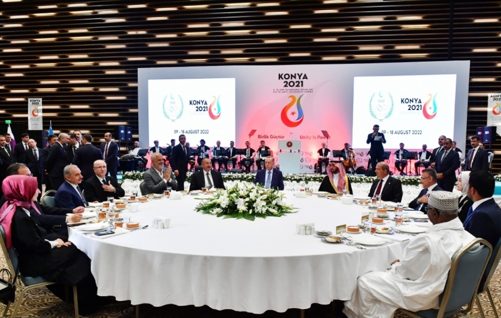 Beşinci İslamiadanın açılış mərasimində iştirak edən dövlət, hökumət və nümayəndə heyətləri başçılarının şərəfinə şam yeməyi verilib YENİLƏNİB VİDEO