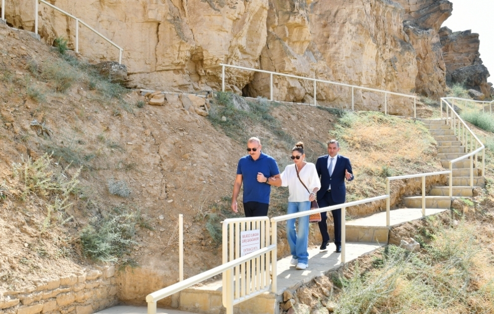 Präsident Ilham Aliyev und First Lady Mehriban Aliyeva inspizieren Restaurierungsarbeiten am Mausoleum “Diri Baba” in Gobustan Region VIDEO