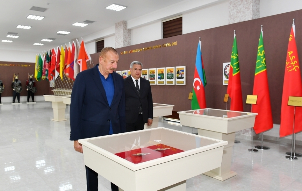Präsident Ilham Aliyev weiht Zentrum für junge Handwerker und Museum für Staatssymbole in Aghsu Region VIDEO