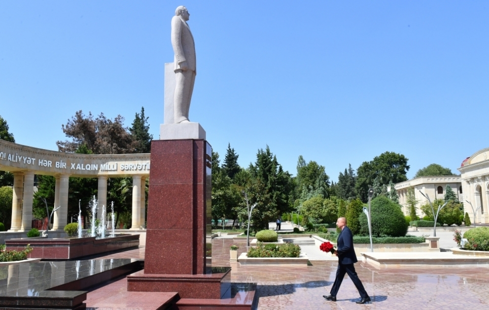 President Ilham Aliyev visited statue of national leader Heydar Aliyev in Aghsu VIDEO