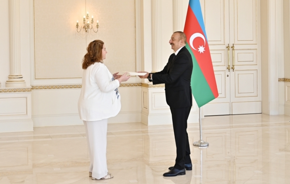 Präsident Ilham Aliyev empfängt neue argentinische Botschafterin zur Entgegennahme ihres Beglaubigungsschreibens VIDEO