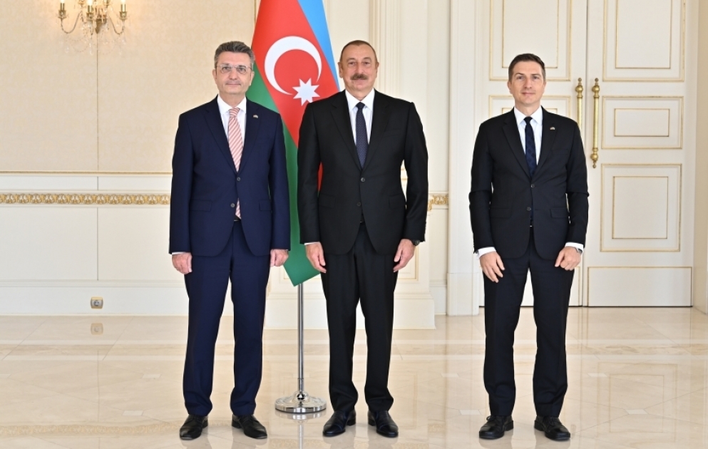 Botschafter der Bundesrepublik Deutschland in Baku Ralf Horlemann überreicht Präsident Ilham Aliyev sein Beglaubigungsschreiben VIDEO