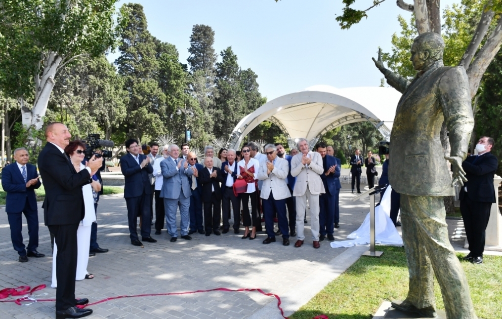 Bakou : une statue du chanteur Muslum Magomaïev inaugurée dans le Parc national en bord de mer  Le président Ilham Aliyev et son épouse Mehriban Aliyeva participent à la cérémonie VIDEO