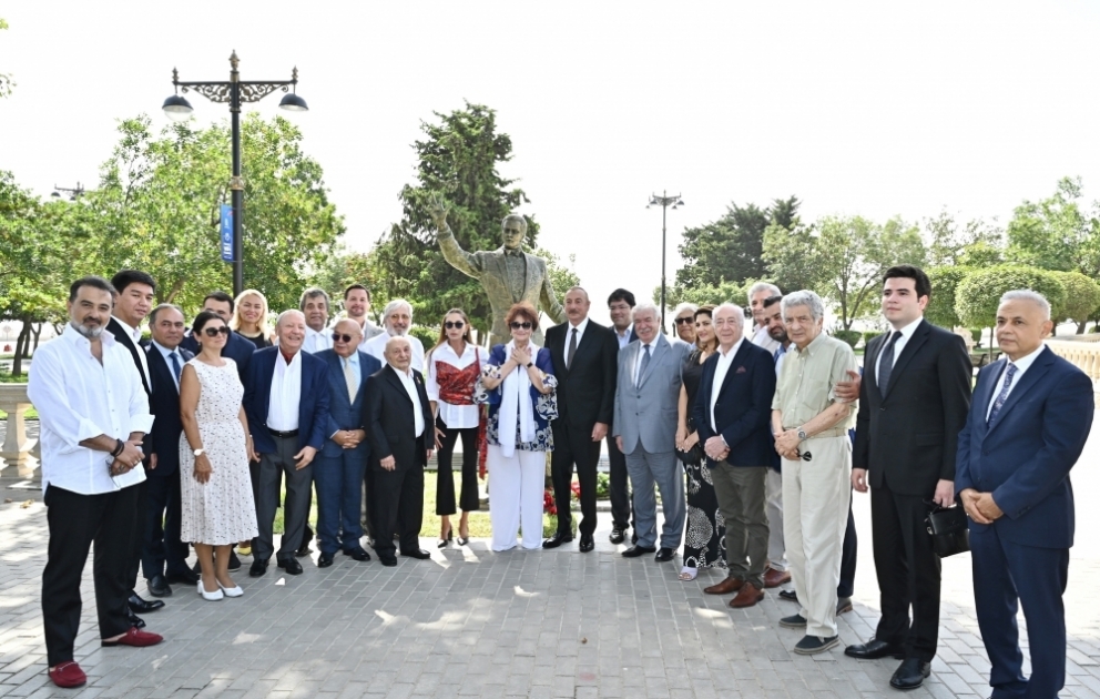 Bakının Dənizkənarı Milli Parkında dünyaşöhrətli müğənni Müslüm Maqomayevin abidəsinin açılışı olub  Prezident İlham Əliyev və birinci xanım Mehriban Əliyeva açılışda iştirak ediblər YENİLƏNİB-2 VİDEO