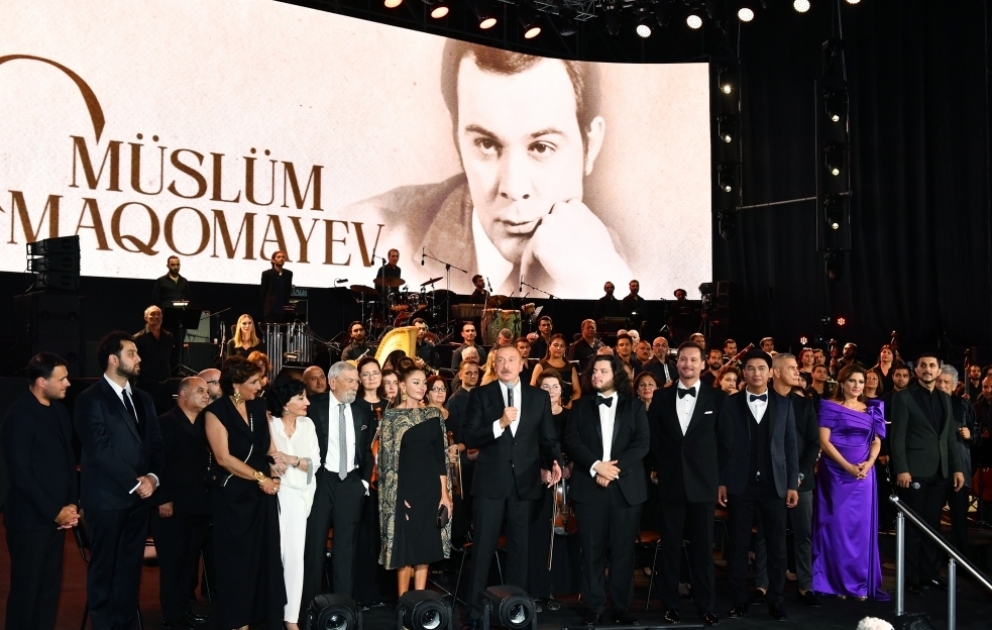 Heydər Əliyev Fondunun təşkilatçılığı ilə dünyaşöhrətli müğənni Müslüm Maqomayevin xatirə gecəsi keçirilib  Prezident İlham Əliyev və birinci xanım Mehriban Əliyeva tədbirdə iştirak ediblər YENİLƏNİB VİDEO