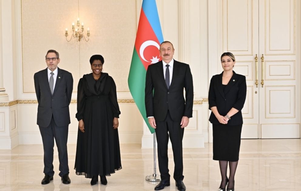 Prezident İlham Əliyev Cənubi Afrika Respublikasının Azərbaycanda yeni təyin olunan səfirinin etimadnaməsini qəbul edib YENİLƏNİB VİDEO