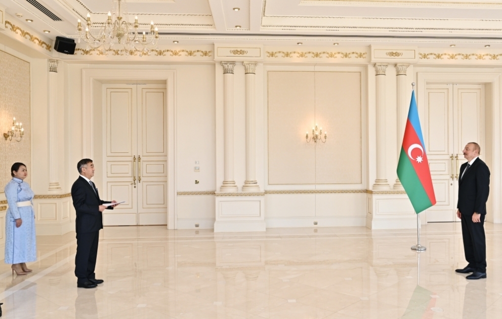 Prezident İlham Əliyev Monqolustanın Azərbaycanda yeni təyin olunan səfirinin etimadnaməsini qəbul edib  YENİLƏNİB VİDEO