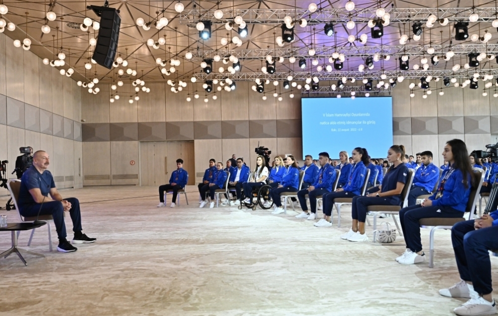 President Ilham Aliyev and First Lady Mehriban Aliyeva met with Azerbaijani athletes who succeeded in 5th Islamic Solidarity Games VIDEO