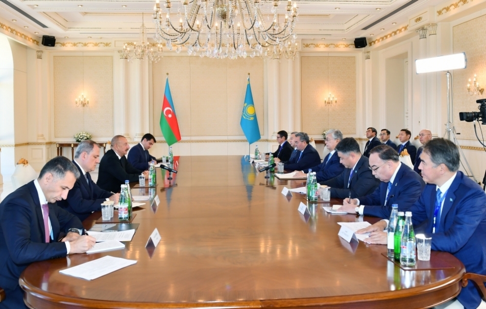 Les présidents azerbaïdjanais et kazakh ont un entretien élargi aux délégations VIDEO