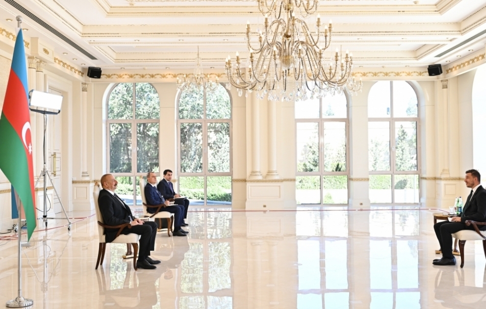 Prezident İlham Əliyev Bosniya və Herseqovinanın Azərbaycanda yeni təyin olunan səfirinin etimadnaməsini qəbul edib  YENİLƏNİB VİDEO