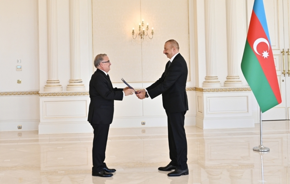 Präsident Ilham Aliyev empfängt neuen Botschafter von Dominica zur Entgegennahme seines Beglaubigungsschreibens VIDEO