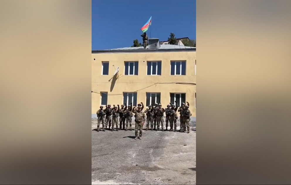 Aserbaidschanische Flagge in der Stadt Latschin gehisst VIDEO