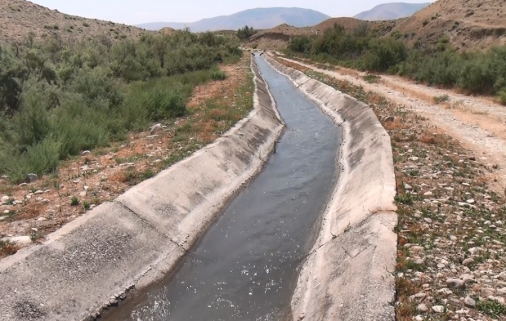 Siyəzən rayonunda torpaq məcralı kanallar beton üzlüyə alınır VİDEO