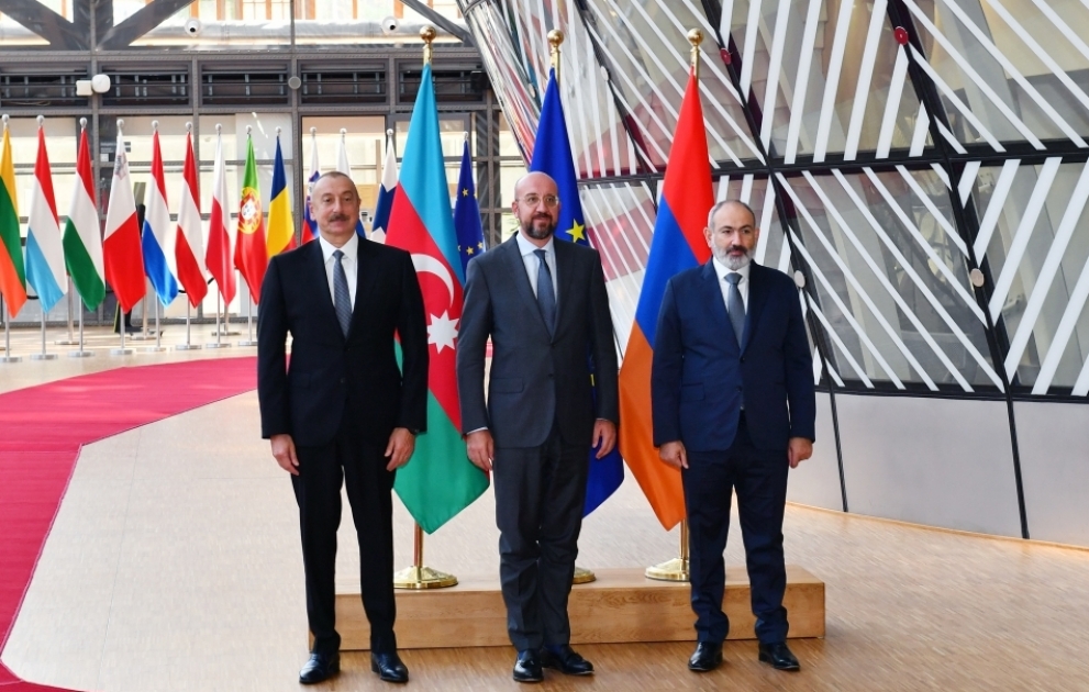 Le président azerbaïdjanais, le président du Conseil européen et le Premier ministre arménien se réunissent à Bruxelles VIDEO