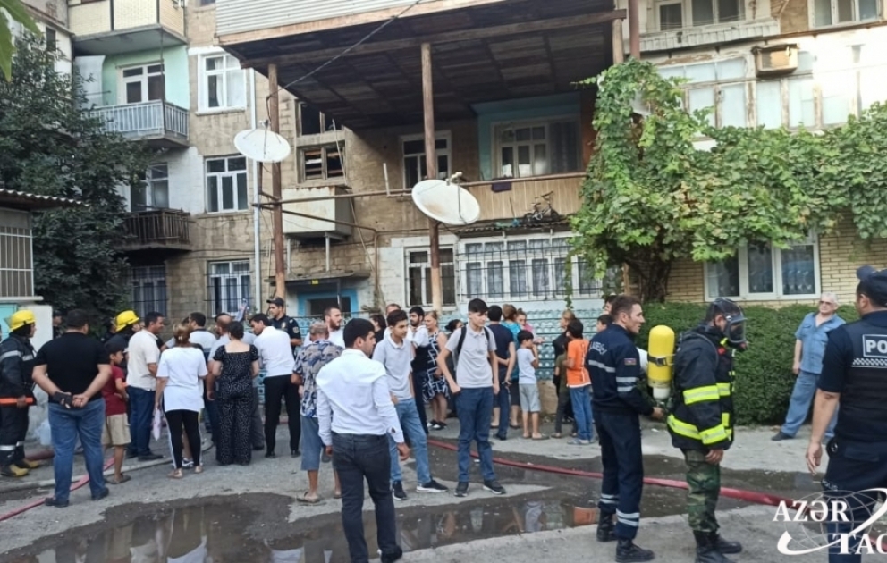 Gəncədə yaşayış binasında yanğın baş verib, 20 nəfər təxliyə olunub VİDEO