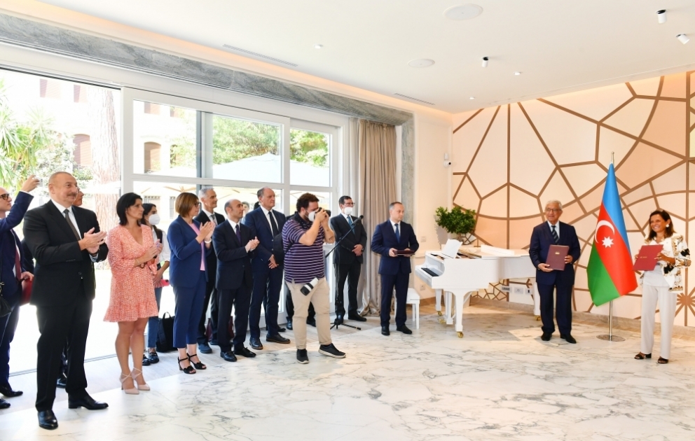 Cérémonie d'échange de documents signés à l’occasion de la création de l'Université italo-azerbaïdjanaise à Rome  Le président azerbaïdjanais Ilham Aliyev participe à la cérémonie VIDEO