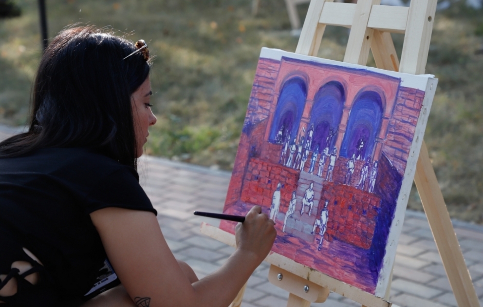 Alisia Lunyo: Şuşanı təsvir edərkən əlvan rənglərdən istifadə etmişəm VİDEO