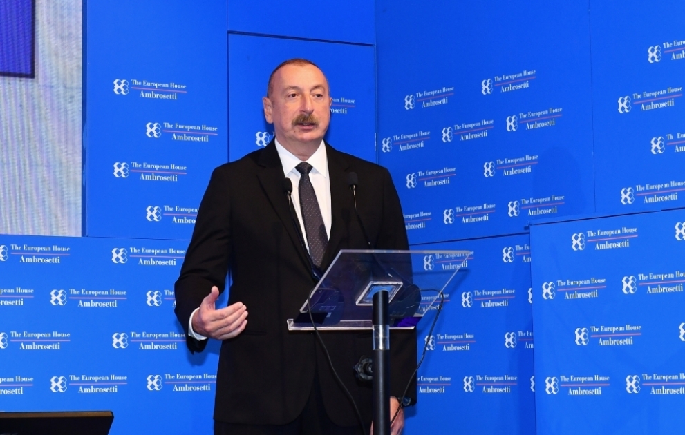 Prezident İlham Əliyev İtaliyanın Çernobbio şəhərində keçirilən beynəlxalq forumda iştirak edib  Dövlətimizin başçısı forumda çıxış edib və xarici kütləvi informasiya vasitələrinin suallarını cavablandırıb YENİLƏNİB-3 VİDEO