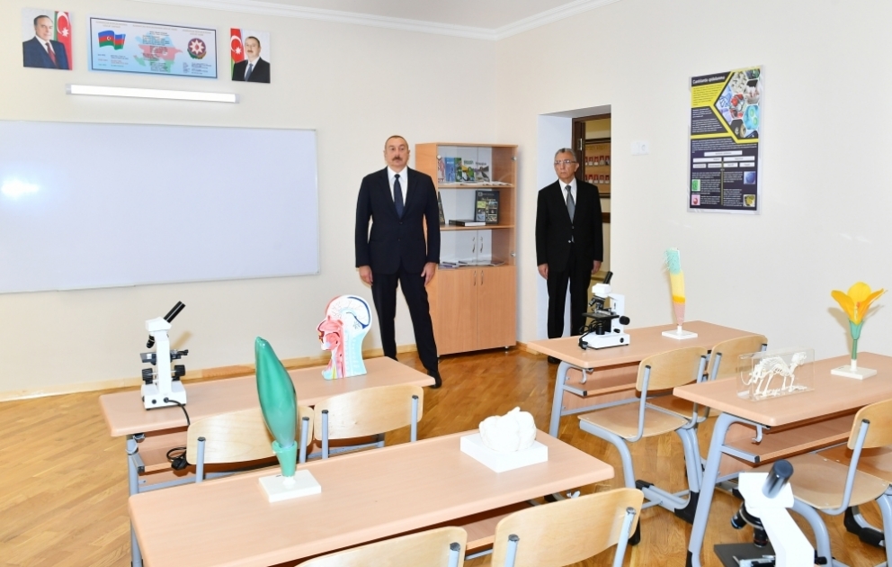 Le président Ilham Aliyev visite un nouveau bâtiment scolaire dans l’arrondissement Nassimi de Bakou VIDEO