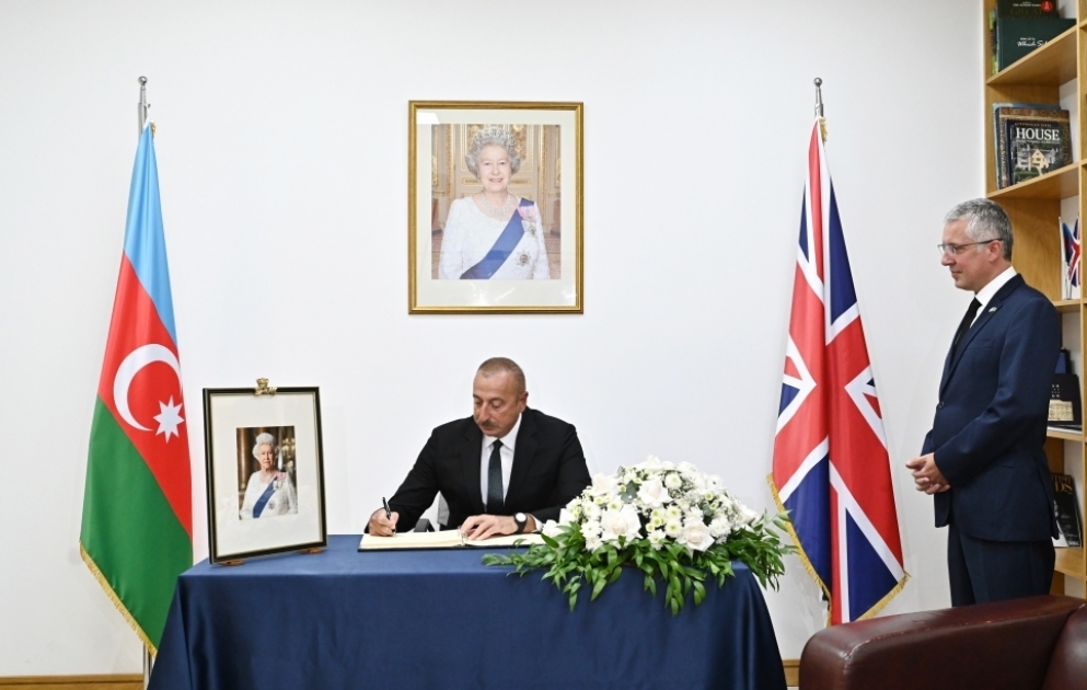 Prezident İlham Əliyev Böyük Britaniyanın Azərbaycandakı səfirliyində olub, Kraliça II Elizabetin vəfatı ilə əlaqədar başsağlığı verib VİDEO