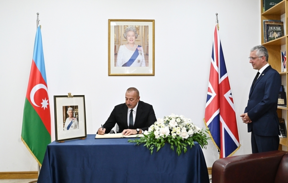Nach dem Tod von Königin Elizabeth II. besucht Präsident Ilham Aliyev britische Botschaft in Aserbaidschan VIDEO