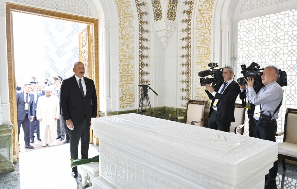 Президент Азербайджана Ильхам Алиев посетил мавзолей Первого Президента Ислама Каримова в Самарканде ВИДЕО