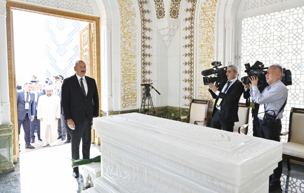 President Ilham Aliyev visited memorial complex of first President of Uzbekistan Islam Karimov VIDEO