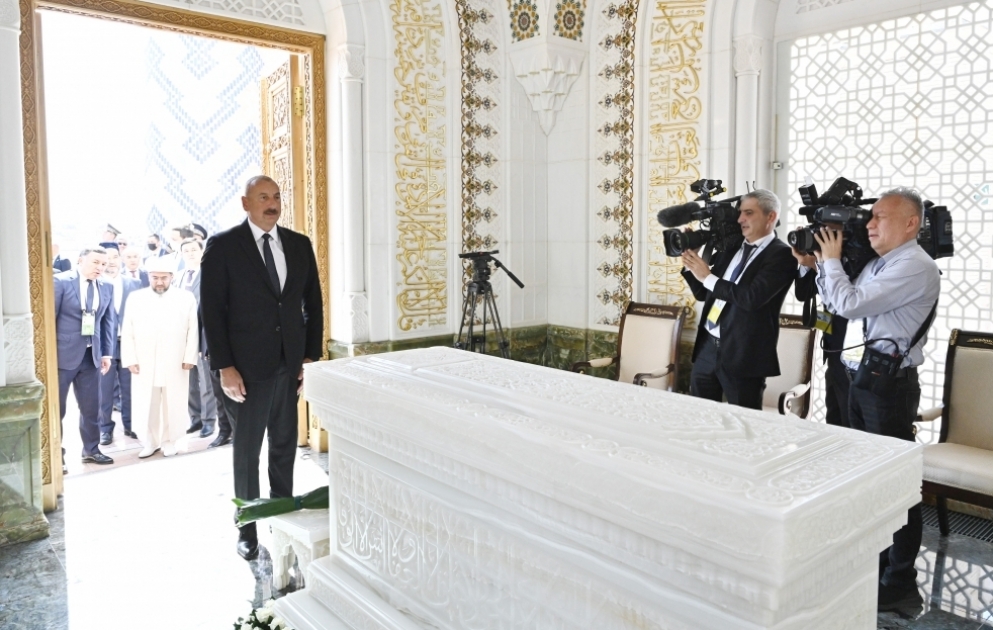 Azərbaycan Prezidenti İlham Əliyev Özbəkistanın birinci Prezidenti İslam Kərimovun məqbərəsini ziyarət edib VİDEO