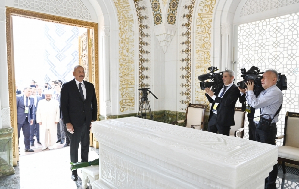 Le président Ilham Aliyev visite le mausolée du premier président ouzbek Islam Karimov VIDEO