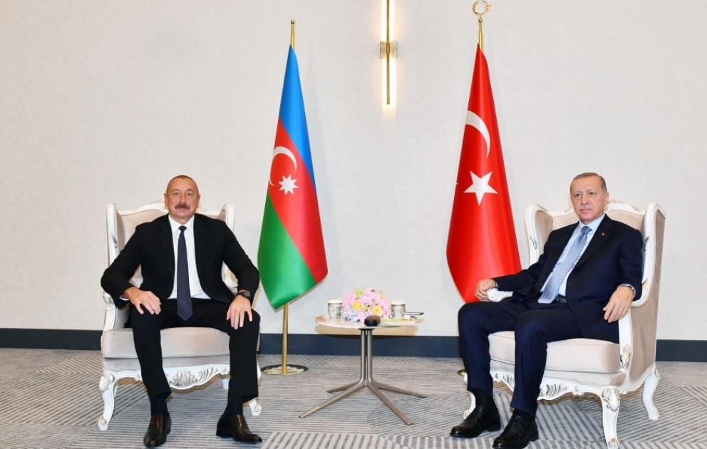 Samarkand: Präsident Ilham Aliyev trifft Präsident der Republik Türkiye Recep Tayyip Erdogan VIDEO