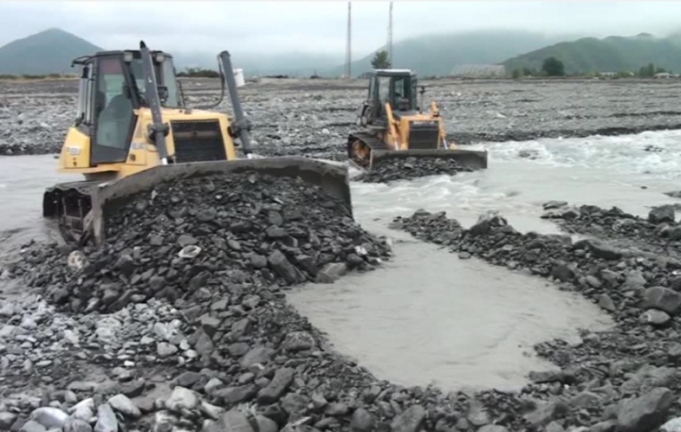 Şəkidə torpaq kanal beton üzlüyə alınır VİDEO