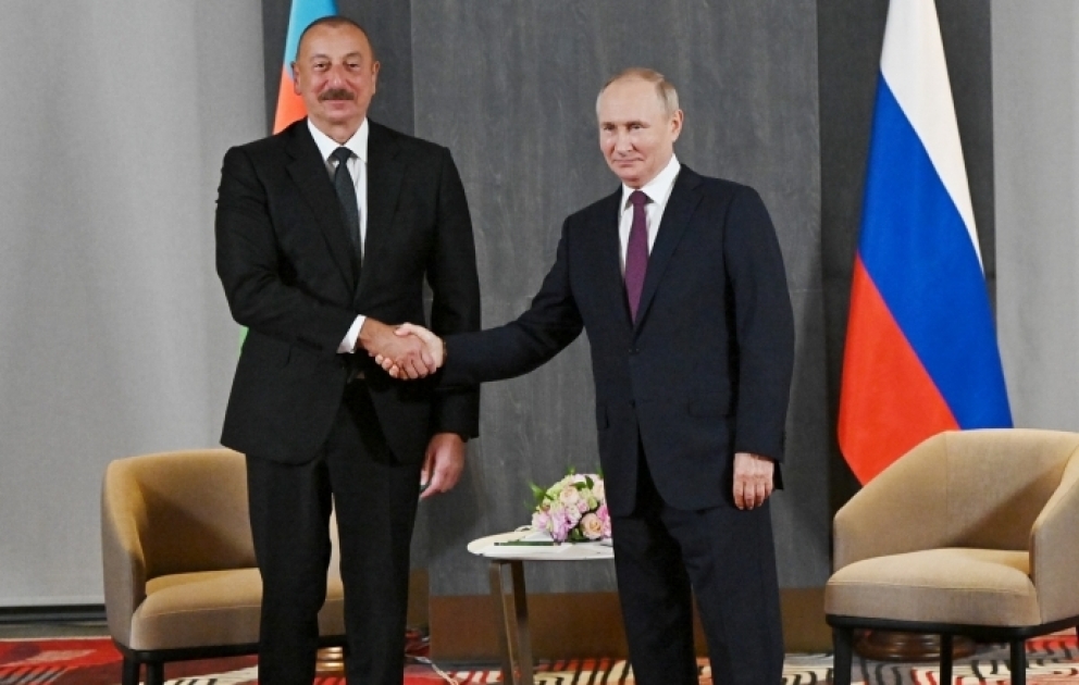 Präsident Ilham Aliyev trifft seinen russischen Amtskollegen Wladimir Putin in Samarkand VIDEO