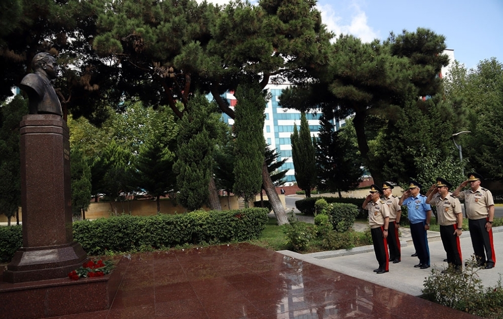 Müdafiə naziri hərbi hospitalda müalicə alan yaralılarla görüşüb VİDEO