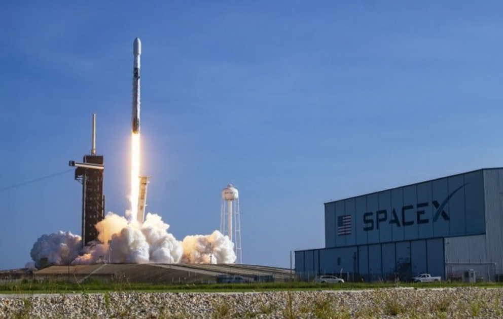 “SpaceX” kompaniyası internet peyklərin yeni qrupunu orbitə çıxarıb VİDEO