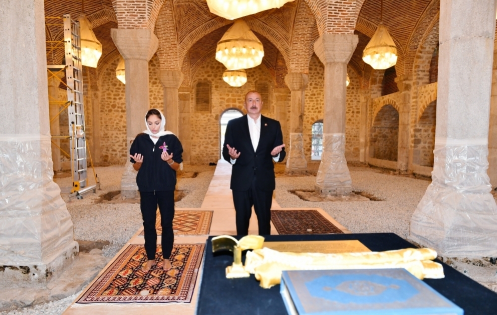 Prezident İlham Əliyev və birinci xanım Mehriban Əliyeva Şuşada Yuxarı Gövhər Ağa məscidini ziyarət edib, burada aparılan yenidənqurma və bərpa işləri ilə tanış olublar YENİLƏNİB VİDEO