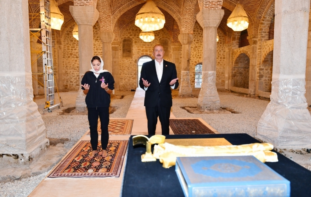 Schuscha: Präsident Ilham Aliyev und First Lady Mehriban Aliyeva besuchen Moschee Yukhari Govhar Aga VIDEO