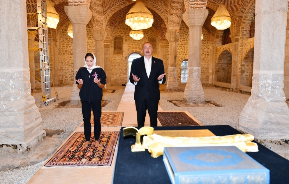 Choucha : Ilham Aliyev et Mehriban Aliyeva visitent la mosquée Youkhary Gövher Agha VIDEO