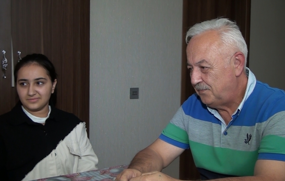Qazaxlı müəllim və şagirdin dueti sosial şəbəkədə trendə çevrildi - FOTO VİDEO